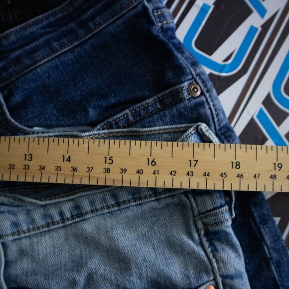 Levi's 541 Light Wash Denim Jorts / 34 - Picture 7 of 9
